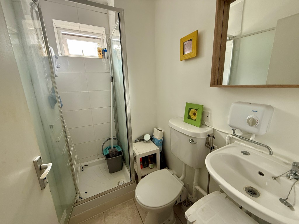 Lot: 148 - FREEHOLD BLOCK OF SIX FLATS FOR INVESTMENT - Shower room with W.C.